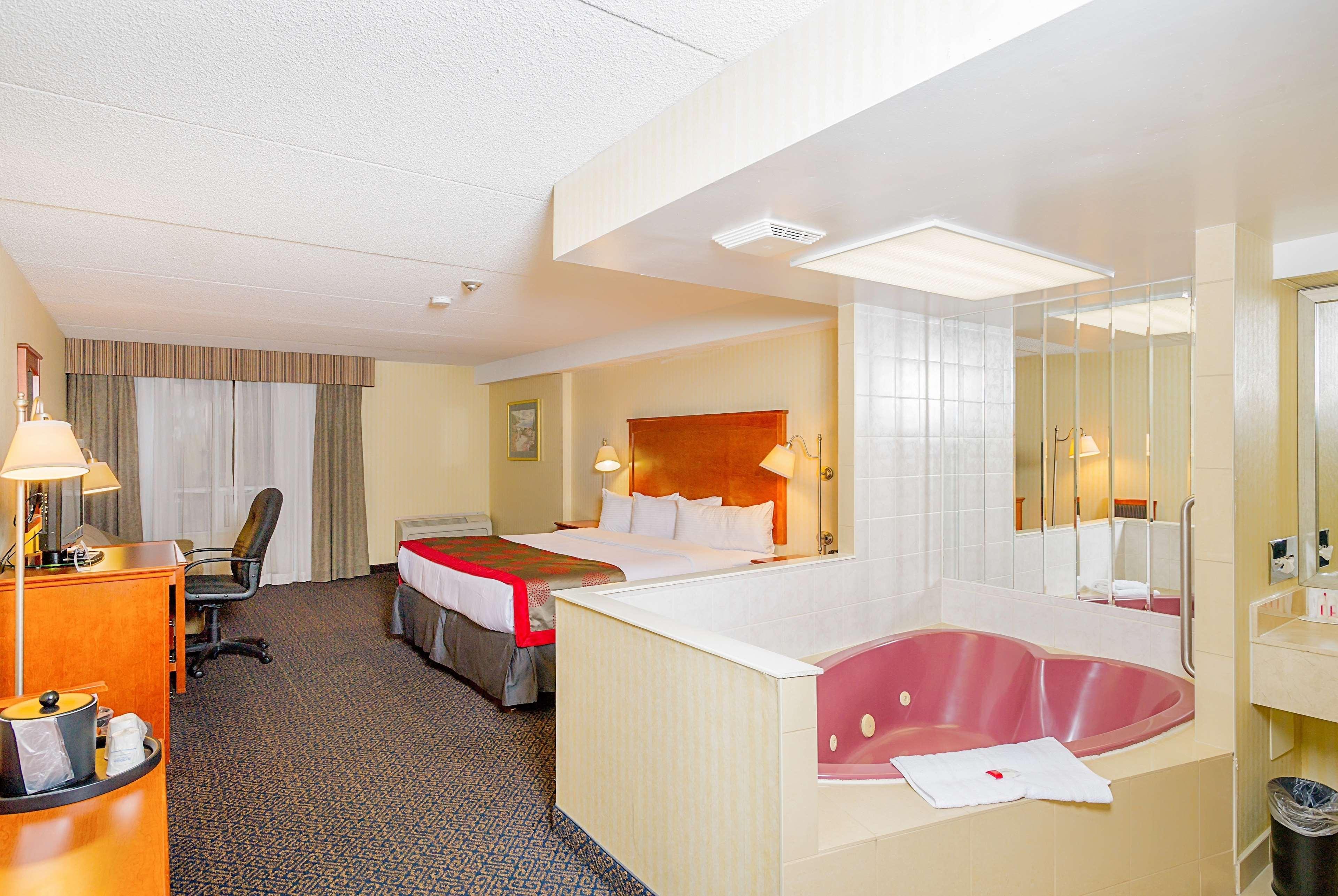 Ramada By Wyndham Niagara Falls By The River Exterior photo
