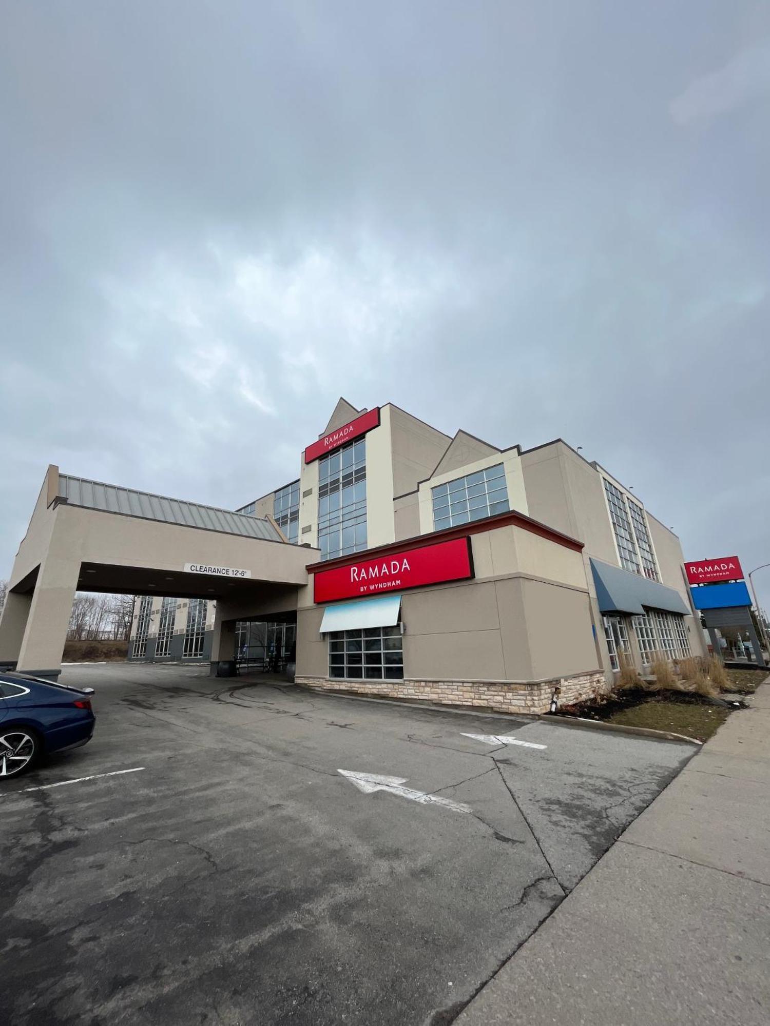 Ramada By Wyndham Niagara Falls By The River Exterior photo