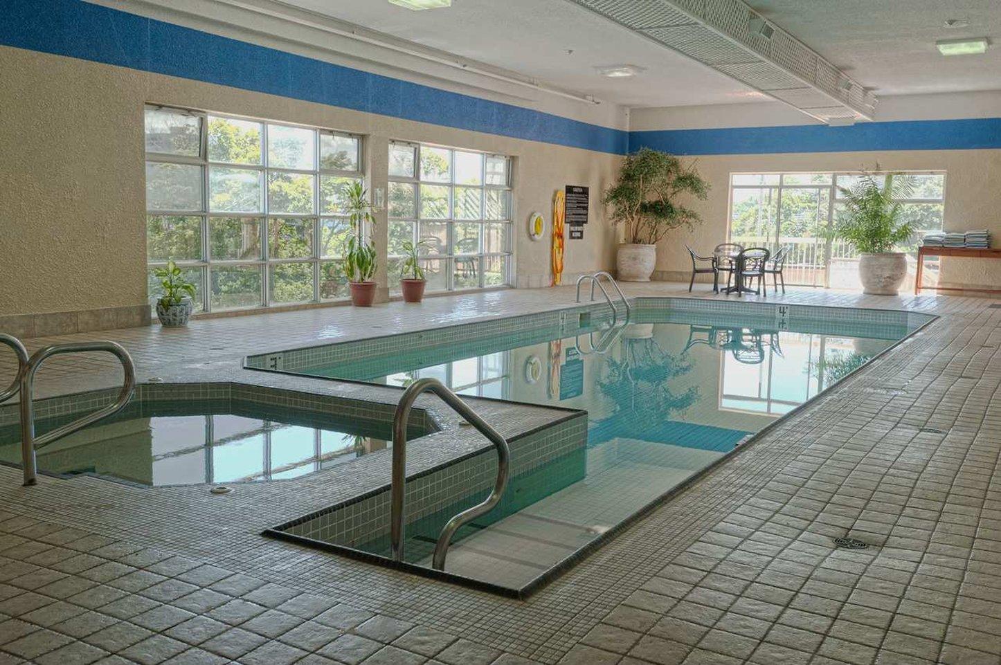 Ramada By Wyndham Niagara Falls By The River Exterior photo