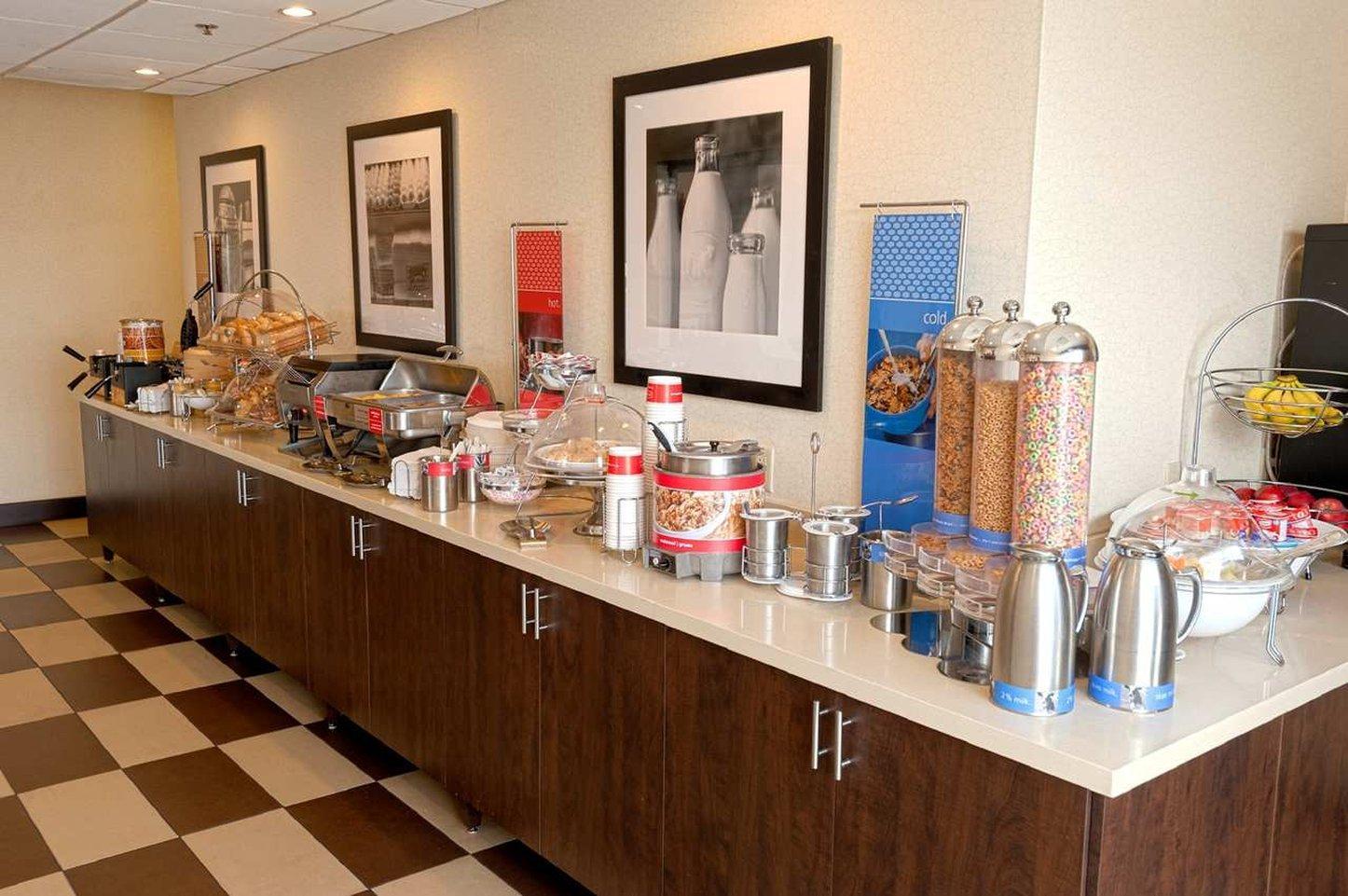 Ramada By Wyndham Niagara Falls By The River Exterior photo