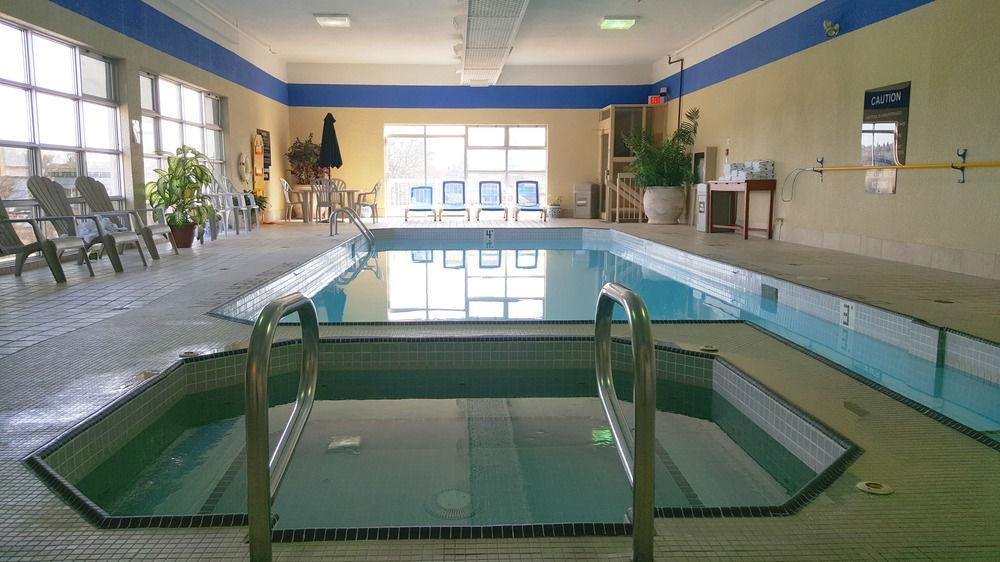 Ramada By Wyndham Niagara Falls By The River Exterior photo