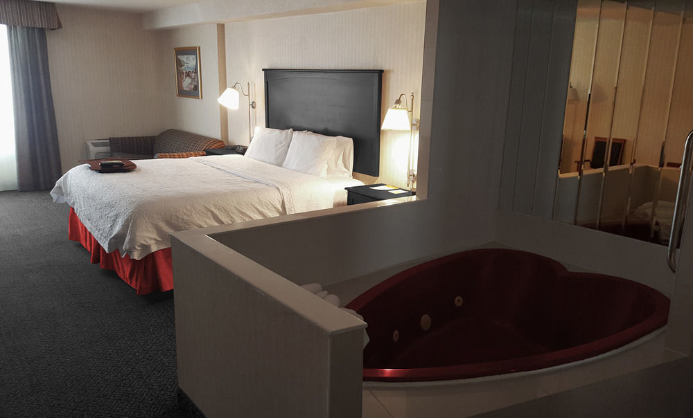 Ramada By Wyndham Niagara Falls By The River Exterior photo