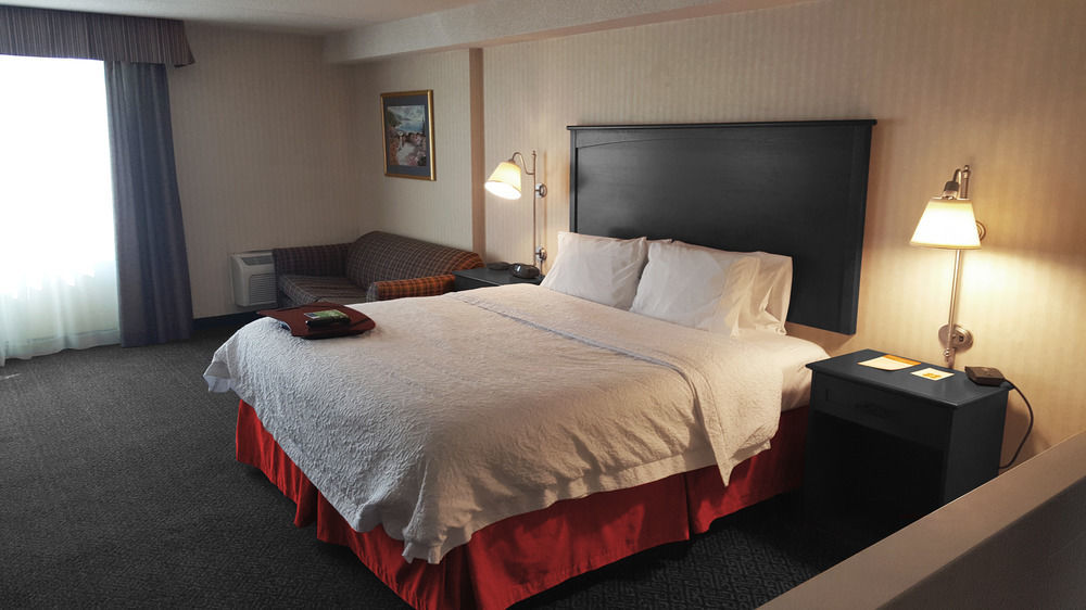 Ramada By Wyndham Niagara Falls By The River Exterior photo