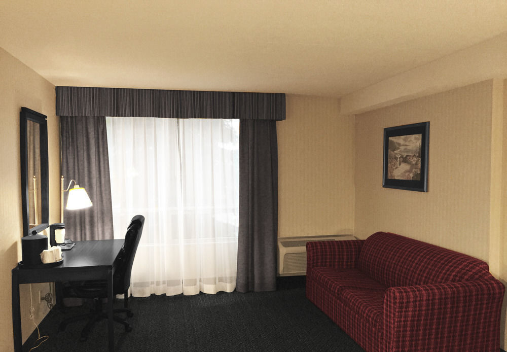 Ramada By Wyndham Niagara Falls By The River Exterior photo
