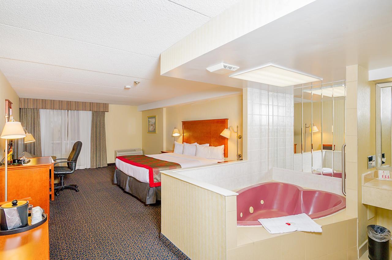 Ramada By Wyndham Niagara Falls By The River Exterior photo
