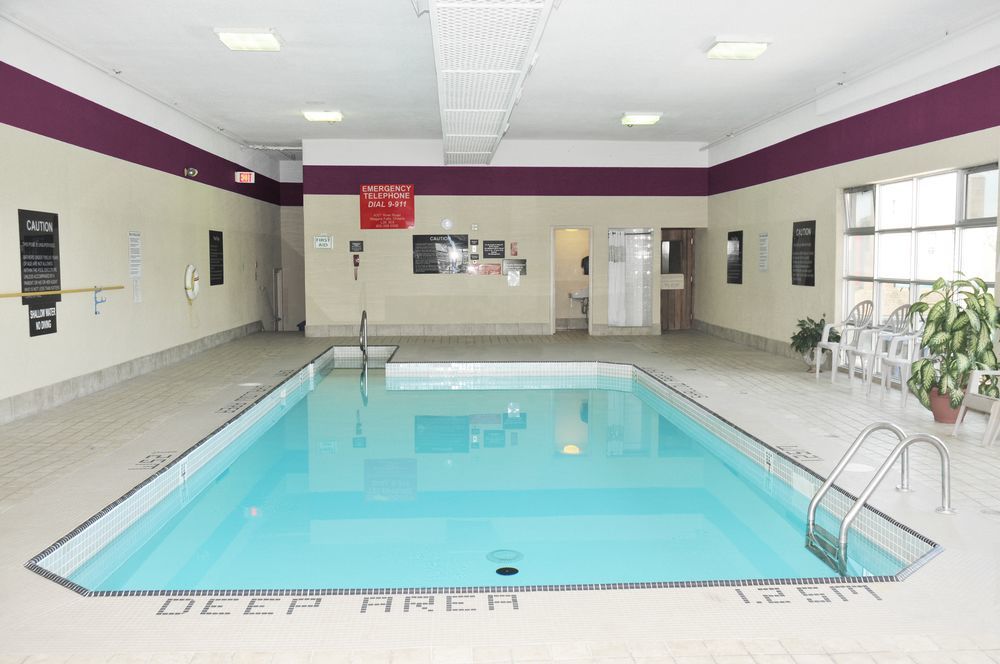 Ramada By Wyndham Niagara Falls By The River Exterior photo